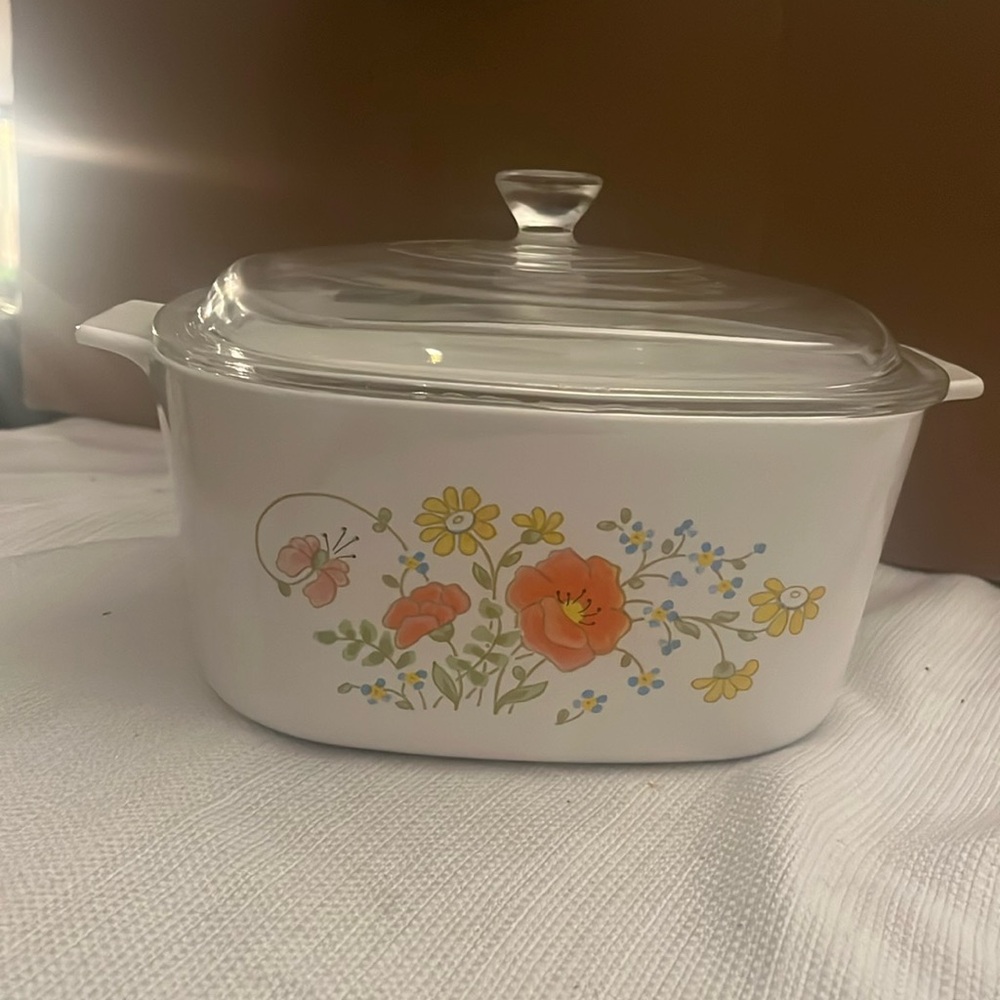 Corningware 3 qt casserole dish with lid.